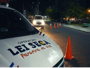 Dois motoristas são presos e 10 autuados por embriaguez durante