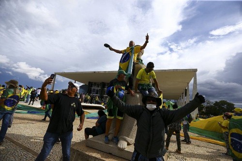 [É possível desradicalizar extremistas? Atos terroristas em Brasília provocam debate]