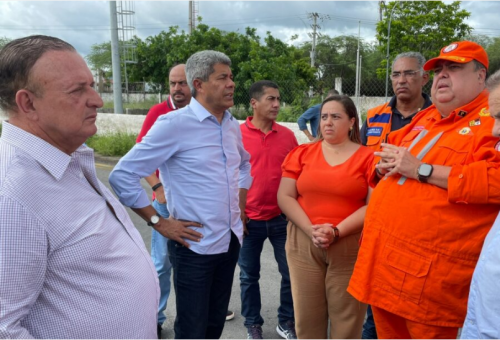 [Governador em exercício e governador eleito visitam áreas alagadas pela chuva]