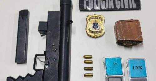 [Operação policial em Jaguaquara apreende submetralhadora e drogas ligadas a facção criminosa]