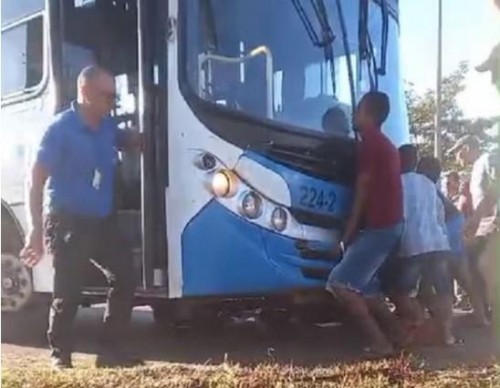 [População ‘levanta’ ônibus para retirar motociclista que ficou preso após ser atropelado]