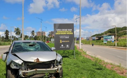 [Simulação de acidente alerta para conscientização no trânsito durante o Maio Amarelo]